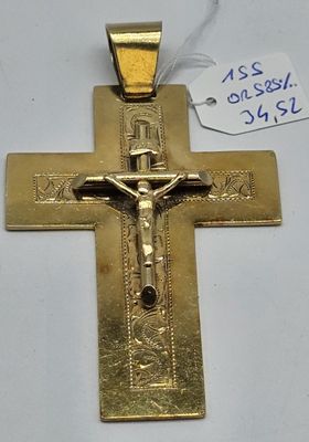 un crucifix plaqué or avec une étiquette de prix et une étiquette de prix