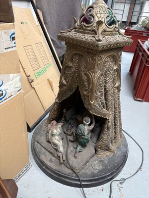 une statue représentant un homme et une femme assis dans une crèche