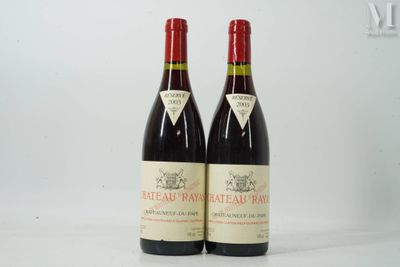 deux bouteilles de vin rouge posées sur une table blanche