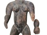 l'image d'une statue d'un homme avec un chapeau sur la tête