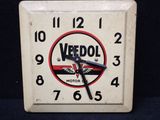 une horloge blanche ornée d'un logo rouge et noir