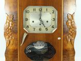 une horloge en bois accrochée au mur