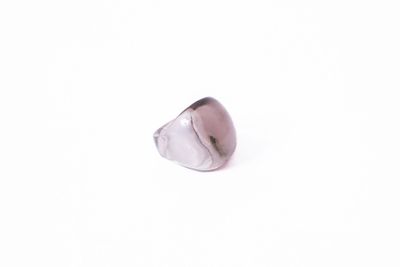 bague en argent avec une pierre rose au centre