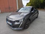 une voiture grise garée dans un parking à côté d'un bâtiment