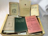 de nombreux livres qui sont rangés dans une boîte posée sur une table
