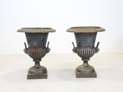 deux vases en métal empilés l'un sur l'autre