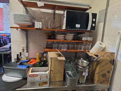 une petite cuisine avec beaucoup de désordre sur le plan de travail