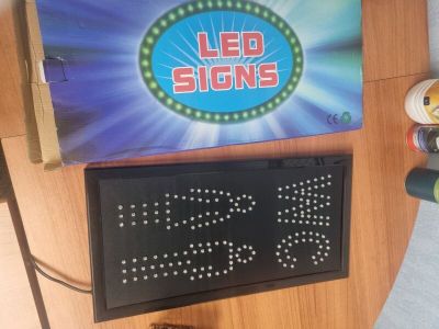 une enseigne indiquant « enseignes LED » à côté d'une paire de chaussures