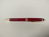 une image représentant un stylo rouge posé sur une table blanche