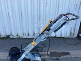 une petite machine qui se trouve sur le bord de la route