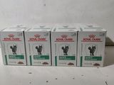quatre boîtes de croquettes Royal Canin pour chatons posées sur une table