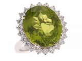 une bague ovale sertie d'un péridot et de diamants