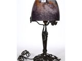 une photo d'une lampe de table surmontée d'un abat-jour en verre