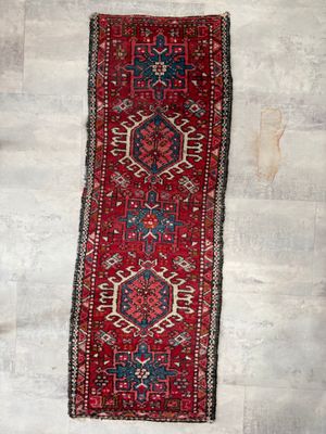 un tapis rouge et bleu sur un plancher en bois
