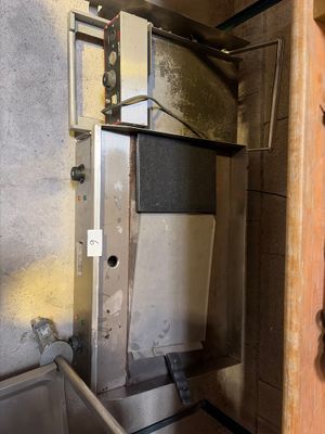 une salle de bains sale équipée de toilettes et d'un lavabo