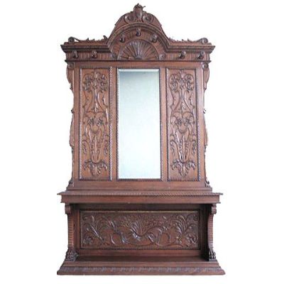 un miroir en bois posé sur une étagère, avec un miroir au-dessus