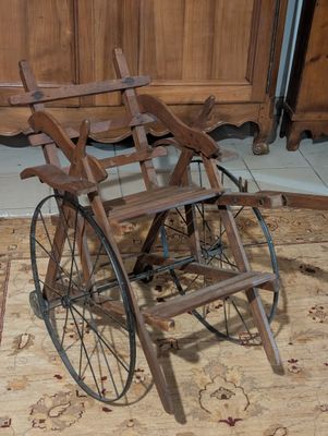 une chaise en bois posée sur un tapis