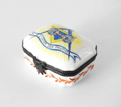 une petite boîte blanche ornée d'un emblème bleu et jaune