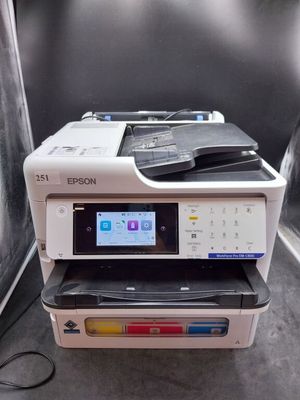 une imprimante posée sur une autre imprimante