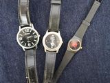 deux montres noires posées l'une à côté de l'autre sur un tissu bleu
