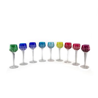 six verres à vin de couleurs différentes sont alignés