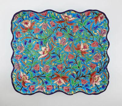 une image représentant une assiette bleue ornée de fleurs et de feuilles colorées