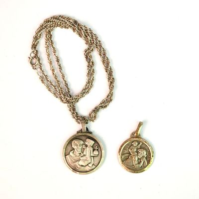 collier et pendentif représentant un homme et une femme sur fond blanc