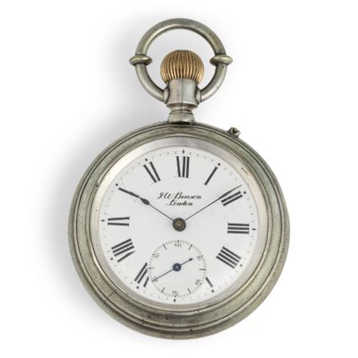 une montre de poche en argent avec des chiffres romains