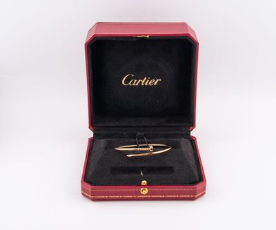 une image représentant une boîte rouge contenant un bracelet en or