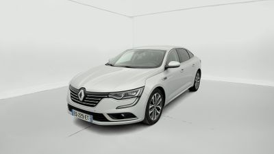 une voiture blanche dans une pièce blanche au sol blanc