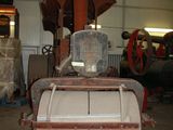 une machine qui se trouve à l'intérieur d'un bâtiment