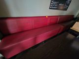 un banc rouge dans un coin d'un restaurant