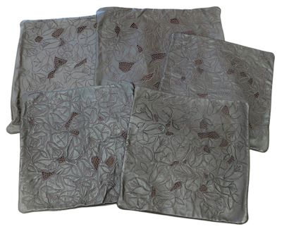 quatre morceaux de tissu ornés d'un motif représentant des oiseaux et des fleurs