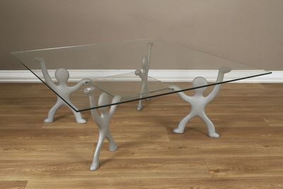 une table en verre sur laquelle deux personnes se tiennent la main