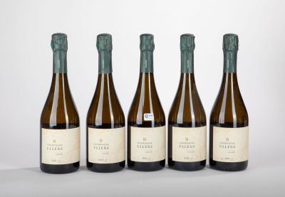 quatre bouteilles de vin sont alignées sur une surface blanche