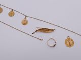 une collection de bijoux en or comprenant une feuille, une bague et une bague