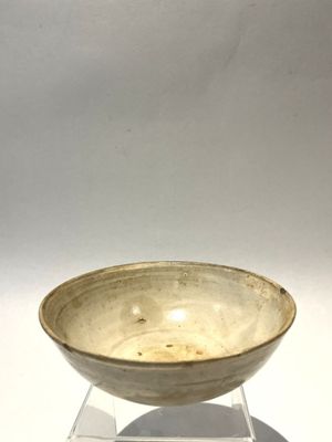 BOL en grès à glaçure crème (éclats et égrenures).