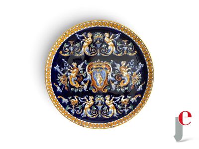une assiette bleue et dorée ornée d'un motif