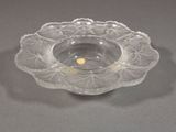 un bol en verre transparent contenant une bougie