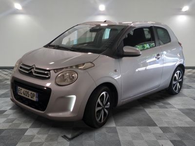 la photo d'une petite voiture argentée garée dans un garage