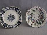 deux assiettes ornées de motifs bleus et blancs, posées sur une table