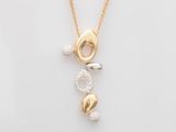 un gros plan d'un collier en or et diamants sur fond blanc