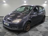 la photo d'une voiture grise garée dans un garage