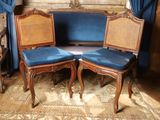 deux chaises placées l'une à côté de l'autre sur un tapis