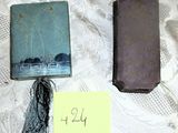 deux vieux livres posés sur une table, avec un mot accroché dessus