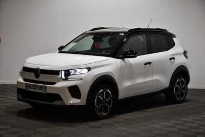 le SUV blanc est garé dans une pièce au sol en damier