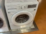deux machines à laver exposées dans un magasin