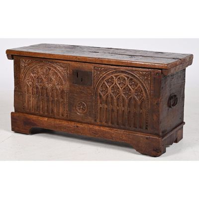 PETIT COFFRE DANS LE GOUT GOTHIQUE en bois naturel patiné. - Photo 1