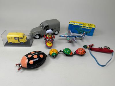 un grand nombre de jouets posés sur une table