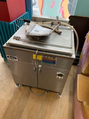 une machine posée sur le sol d'une pièce